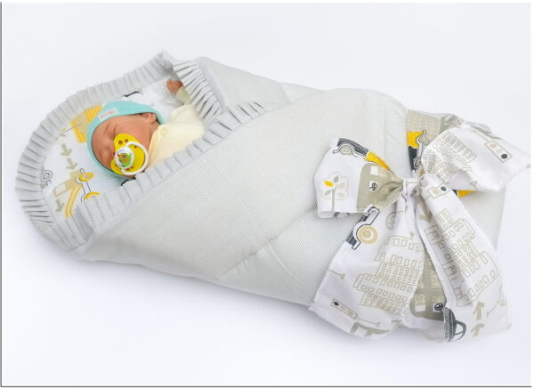 rożek niemowlęcy usztywniony z falbanką szare paseczki/żółte samochody