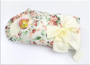 rożek niemowlęcy usztywniony z falbanką pudrowe róże /krem