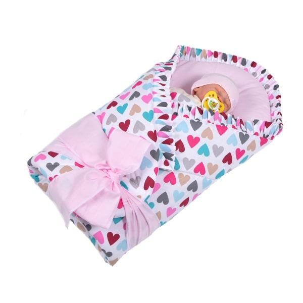 rożek niemowlęcy usztywniony z falbanką serduszka róż