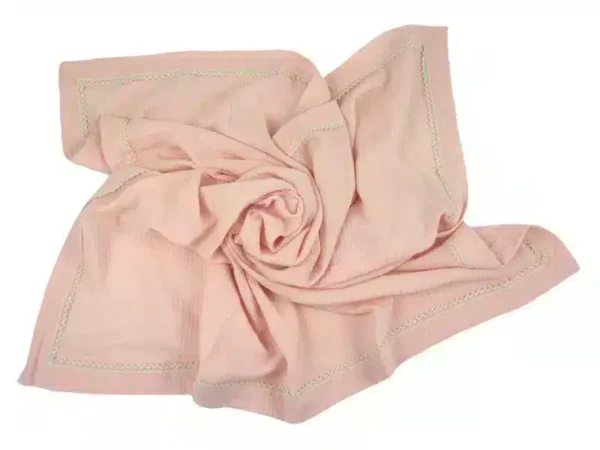 Kocyk Otulacz muślinowy letni z koronką Brzoskwinia