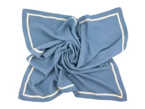 Kocyk Otulacz muślinowy letni z koronką Szaroniebieski