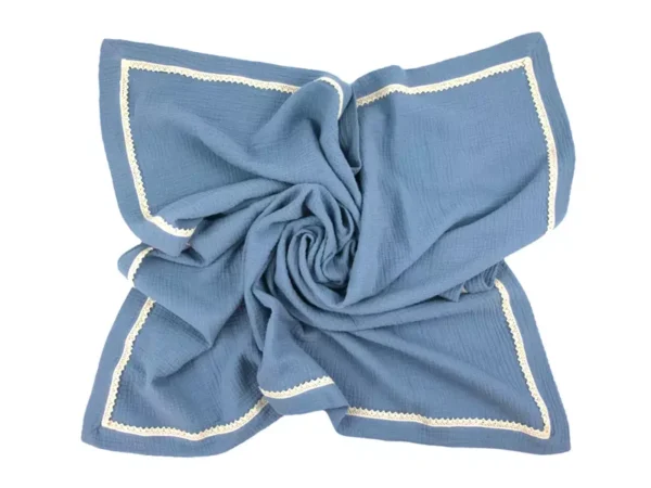 Kocyk Otulacz muślinowy letni z koronką Szaroniebieski