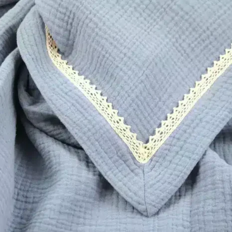 kocyk muslin szaroniebieski koronka