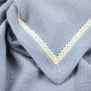 kocyk_muslin_szaroniebieski_koronka-1.webp