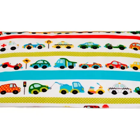 poduszka_plaska_autka_na_pasach.webp