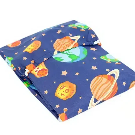 przescieradlo-baweniane-z-gumk-wzor-kosmos.webp
