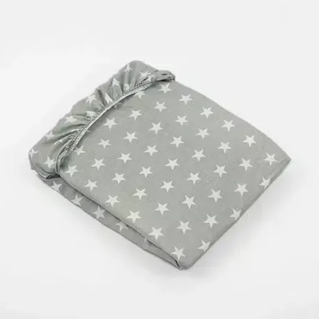 przescieradlo-baweniane-z-gumk-wzor-szara-gwiazdka-2.webp