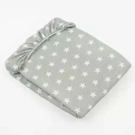 przescieradlo-baweniane-z-gumk-wzor-szara-gwiazdka.webp