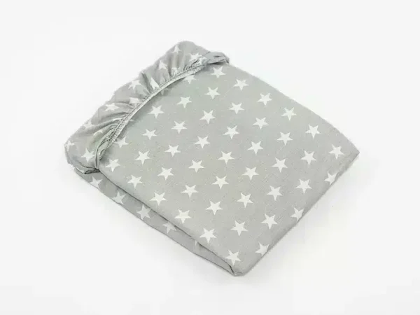 przescieradlo-baweniane-z-gumk-wzor-szara-gwiazdka.webp