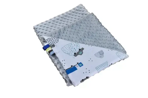 Kocyk MINKY wzór szare-auto-na-górce